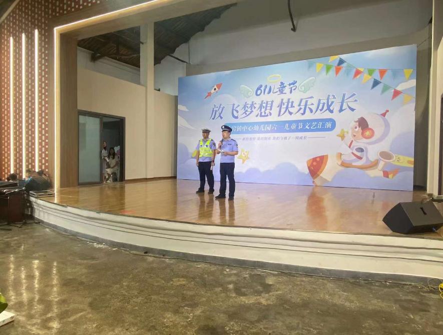 小萌娃应邀进警营警彩体验零距离,警彩少年平安校园