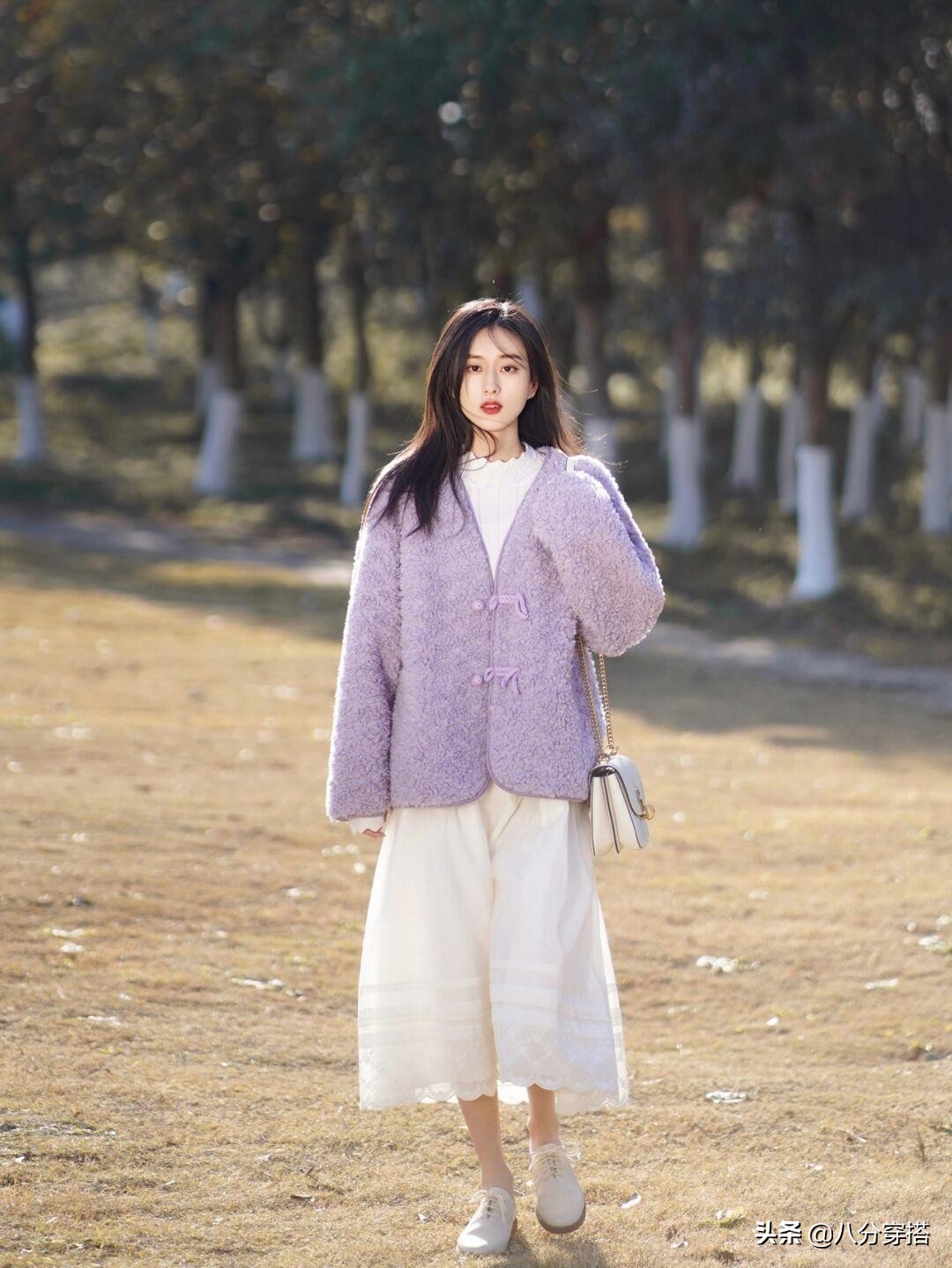 今年最火的羊羔绒外套,羊羔绒外套冬季温柔系穿搭