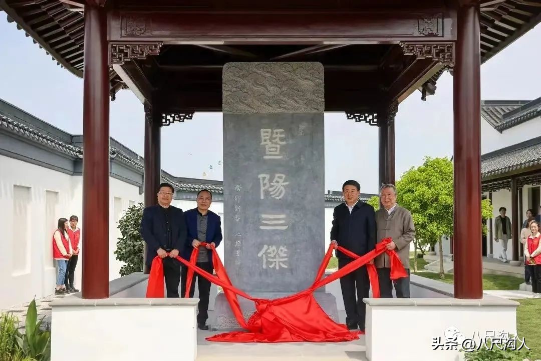 参战老兵向所有的军嫂致敬,所有的中国军人向革命老战士致敬