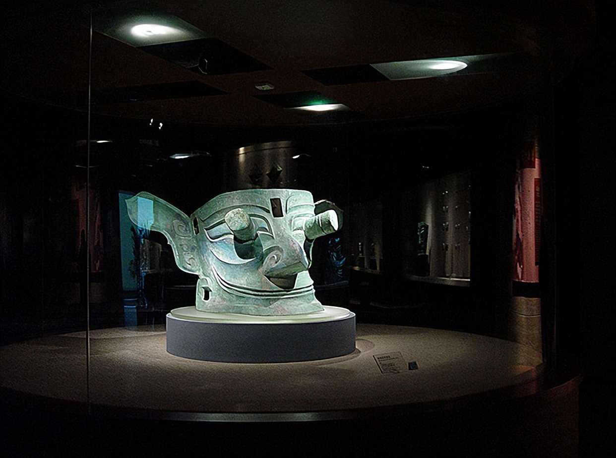 黄天有趣冥公牒，赤鸟无声舞碧空