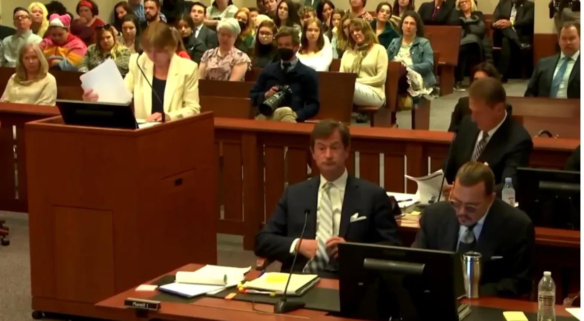 交换眼神挺暧昧,德普的美艳心理医生智商碾压前妻律师,颜值超高