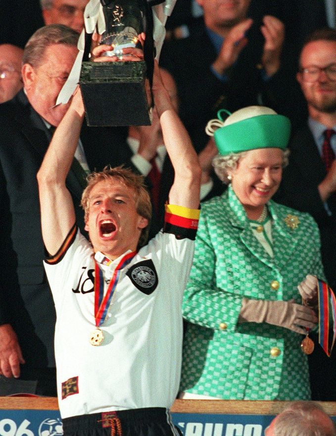 英国女王96欧洲杯,96岁英女王参观切尔西花展