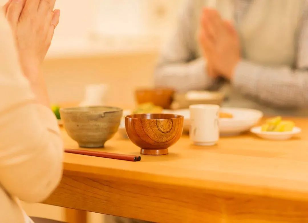 日本人为什么老鞠躬,为什么日本人坐着也鞠躬