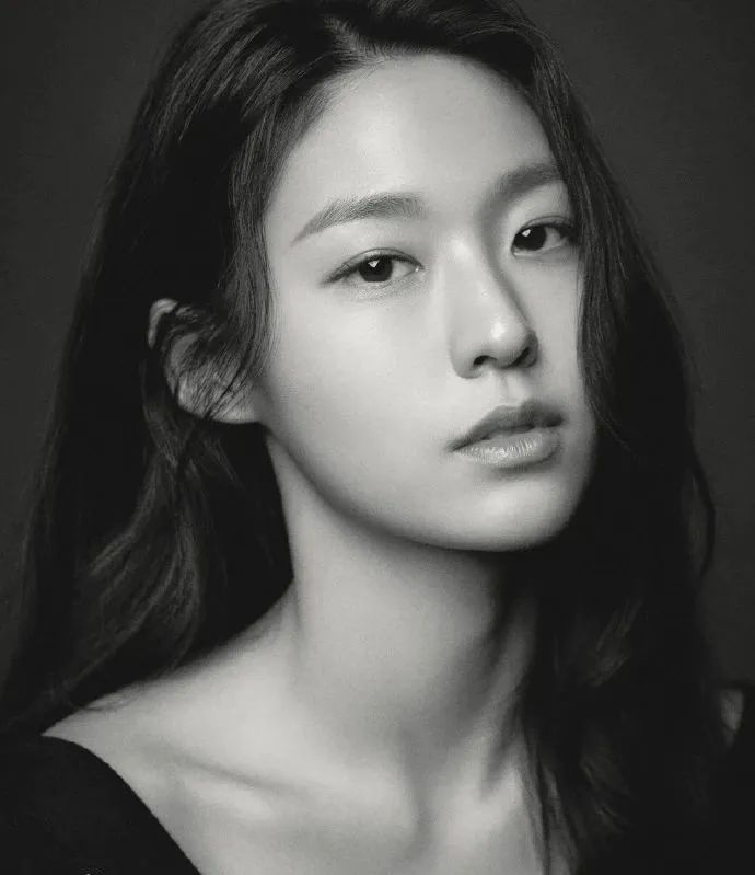 被网友称为“韩国最强肉体”身材演技在线的金雪炫还热衷慈善事业