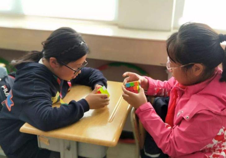 孩子玩魔方家长的感触,孩子玩魔方对小学生有什么帮助