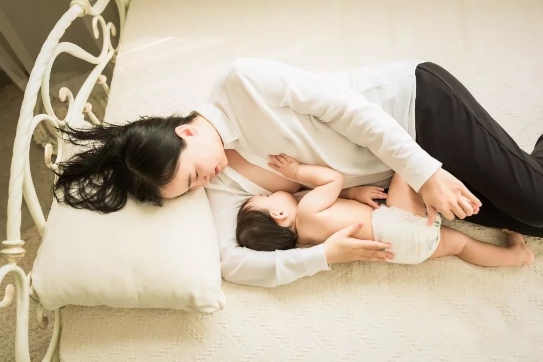 新生儿一个月一般喝多少奶最好,新生儿一天喂母奶次数多少合适