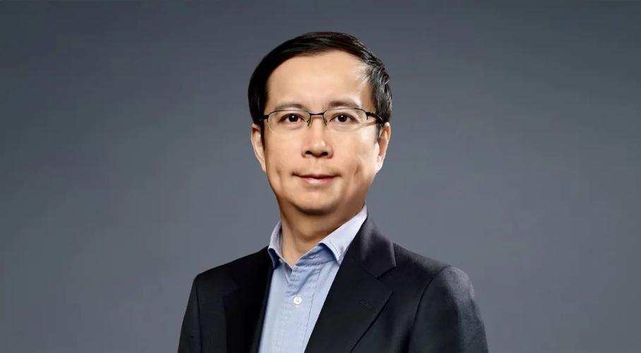 他生于上海，放弃副总裁位置，跑去辅佐马云，最后成董事长