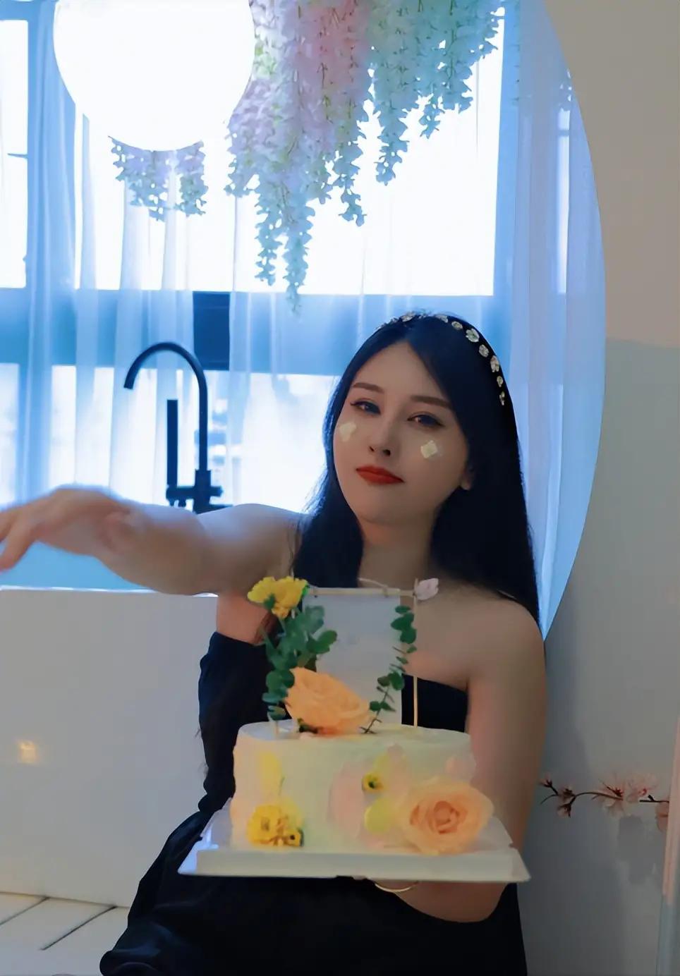 山东姑娘体重接近200斤，曾产生轻生念头，现靠身材挣钱每天3000