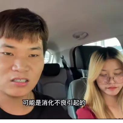 莎莎为*证办**，打扮漂亮去照相馆，彼此关心，哈哈感到家的温暖。