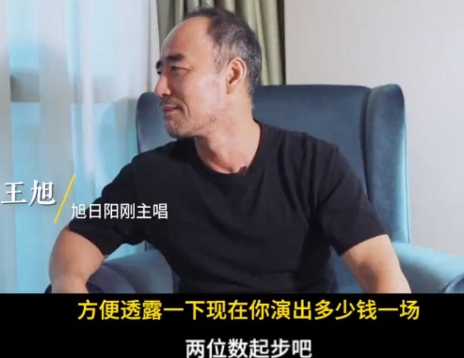 昔日爆红组合街头卖唱,曾经红极一时现在却卖唱的歌手