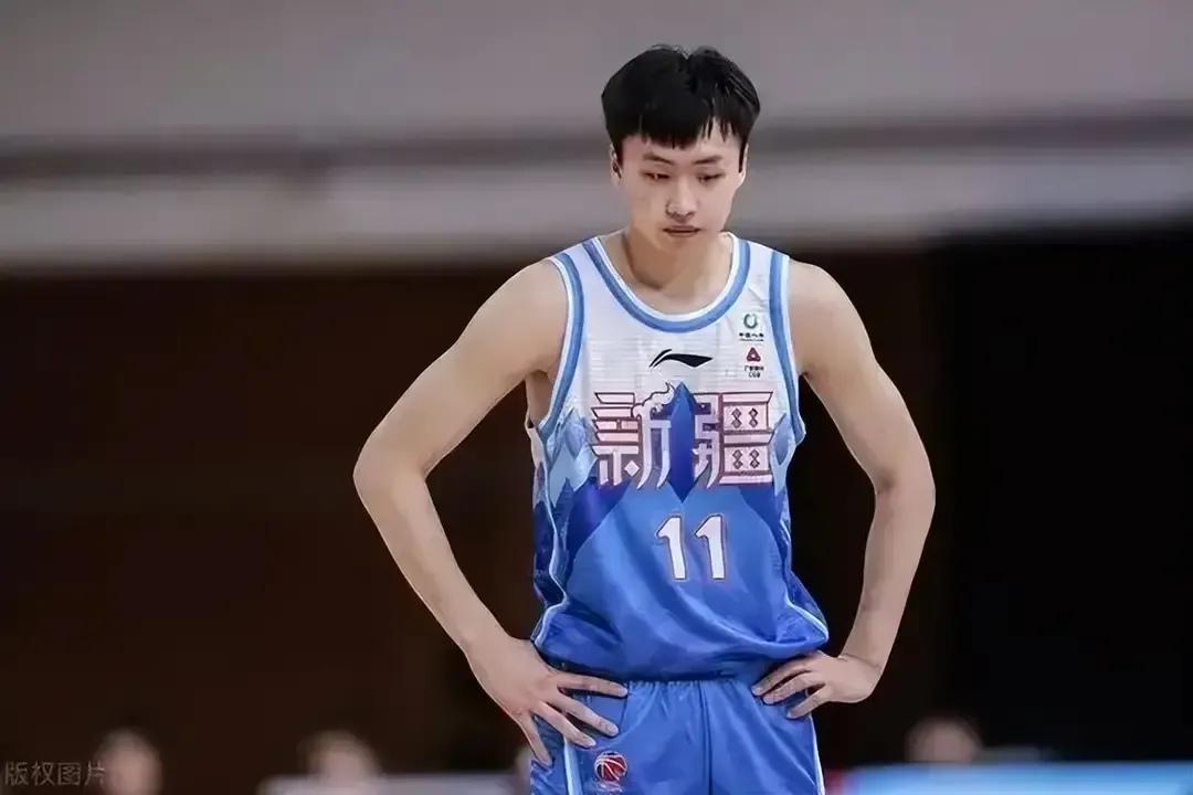 中国男篮齐麟新疆锋线,齐麟怒砸裁判是哪一集出现的