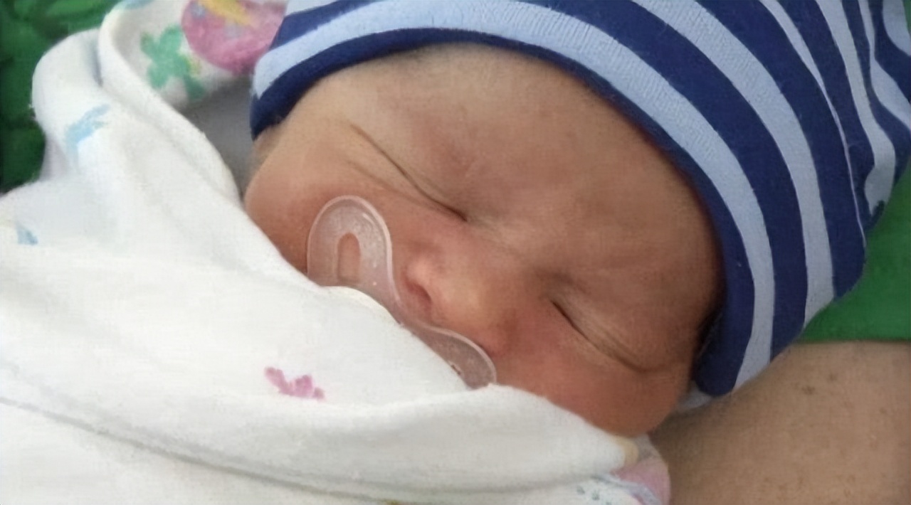 美国一夫妻诞下双胞胎,美国姐妹俩生下双胞胎