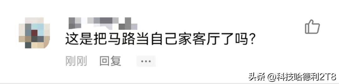 一对男女在马路中央打羽毛球,夜晚两人在马路上打羽毛球