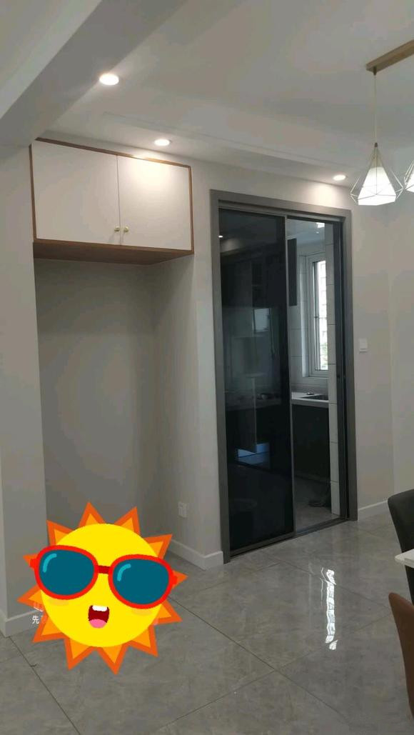 新房简单装修完工，客厅做双眼皮吊顶，电视墙材质是石膏线