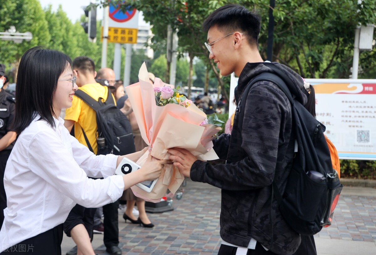 济南历城二中学生考上大学后感叹：还是省实验中学毕业生更优秀