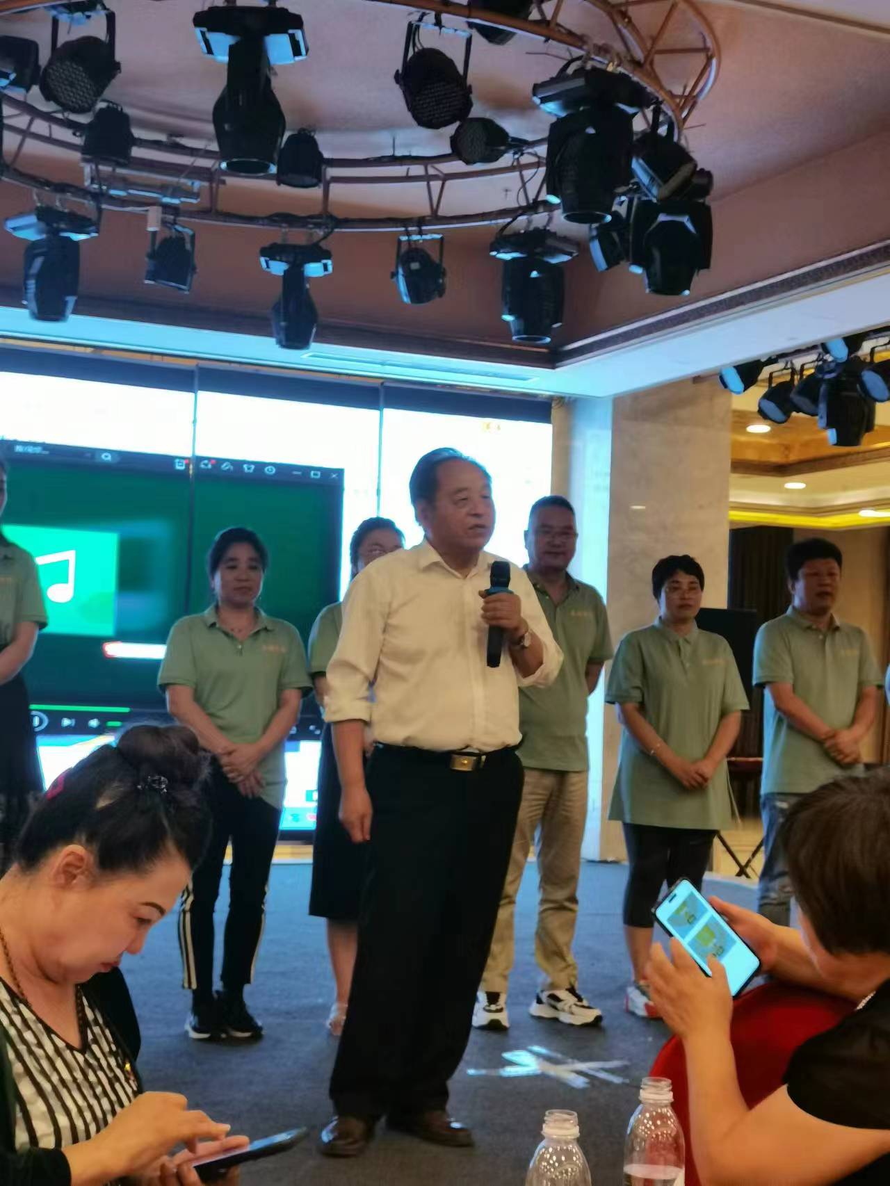 火光燃起了希望,篝火燃起