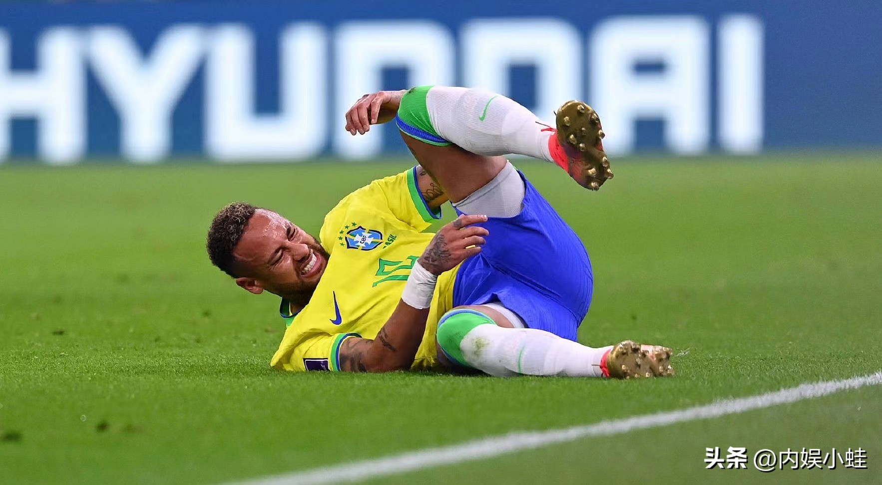 内马尔被换下流泪,可怜的内马尔一场球被拽倒十次
