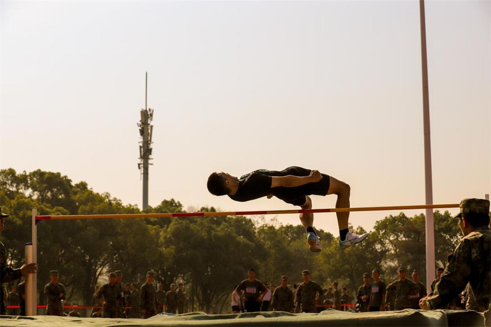 战味十足铁血男儿勇争排头兵,战味十足直击新兵训练现场