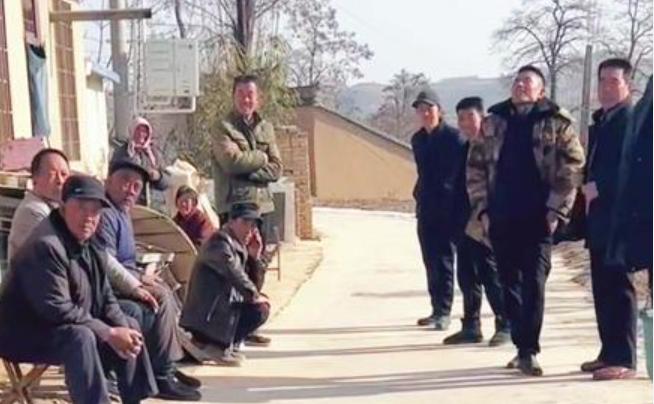 婴儿在自家门口被狗咬死,父母留孩子在家被狗咬死