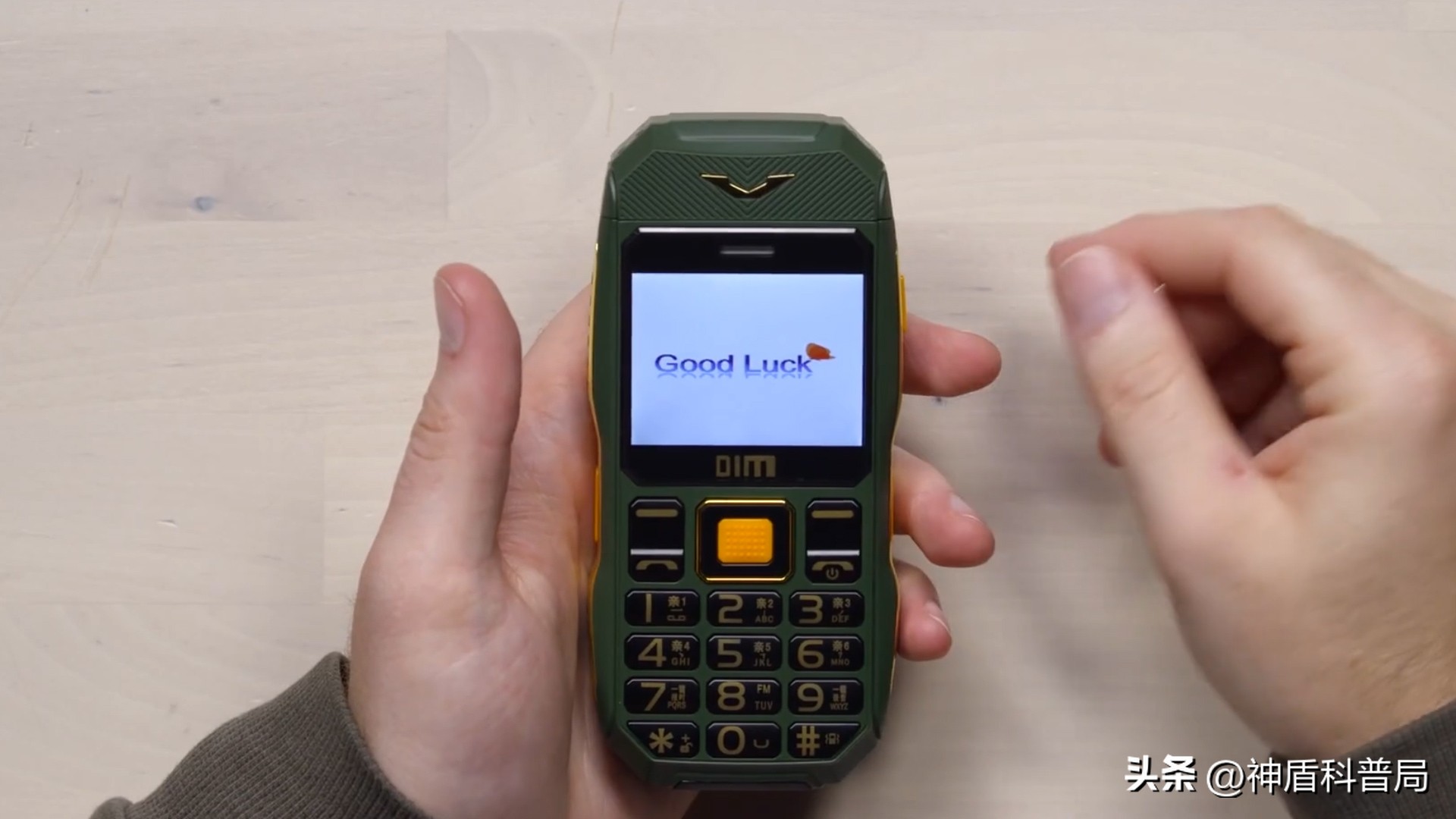 美国大叔买老年机,美国大叔购买中国挖掘机