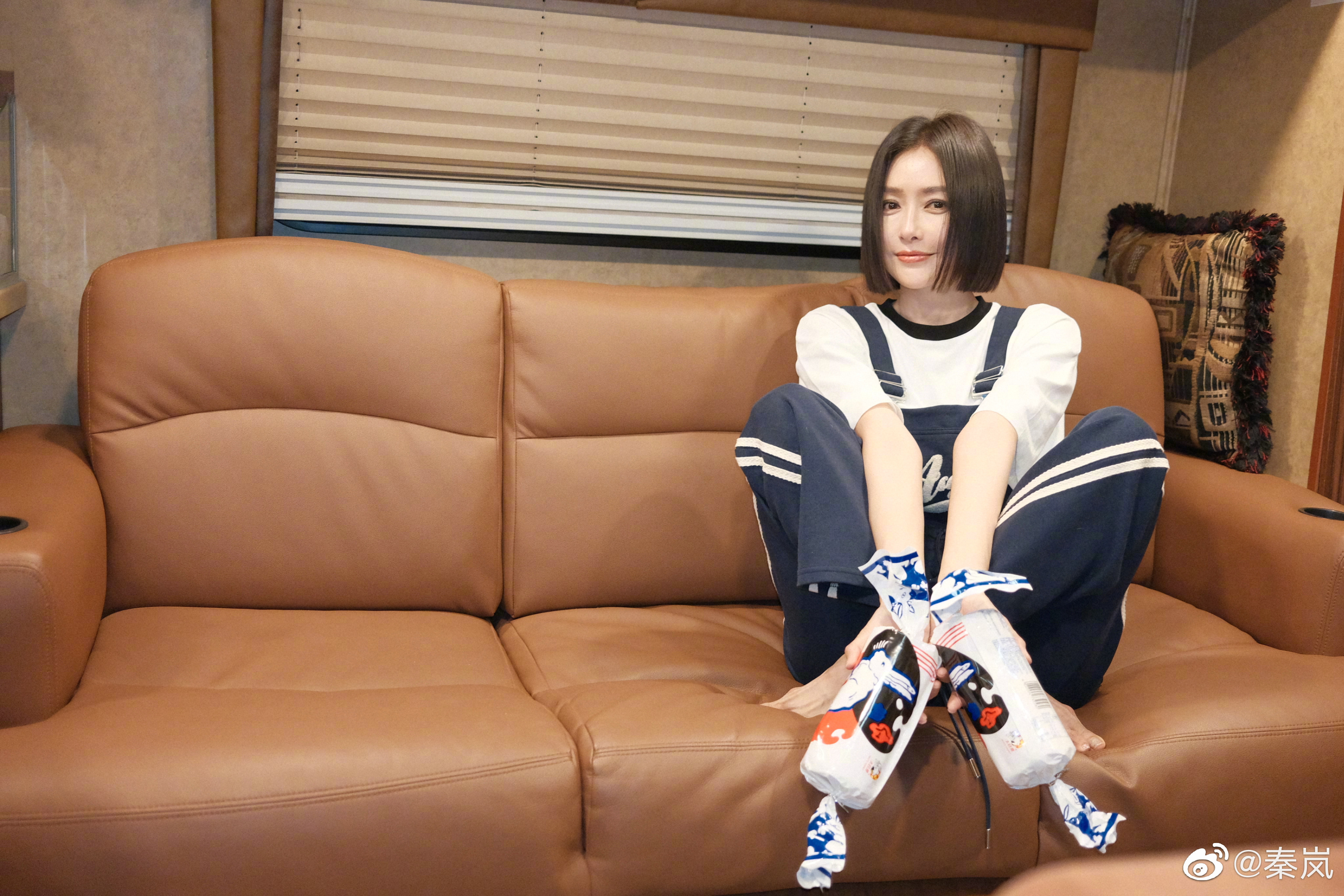 秦岚同框自拍海报少女风,秦岚穿搭机场照