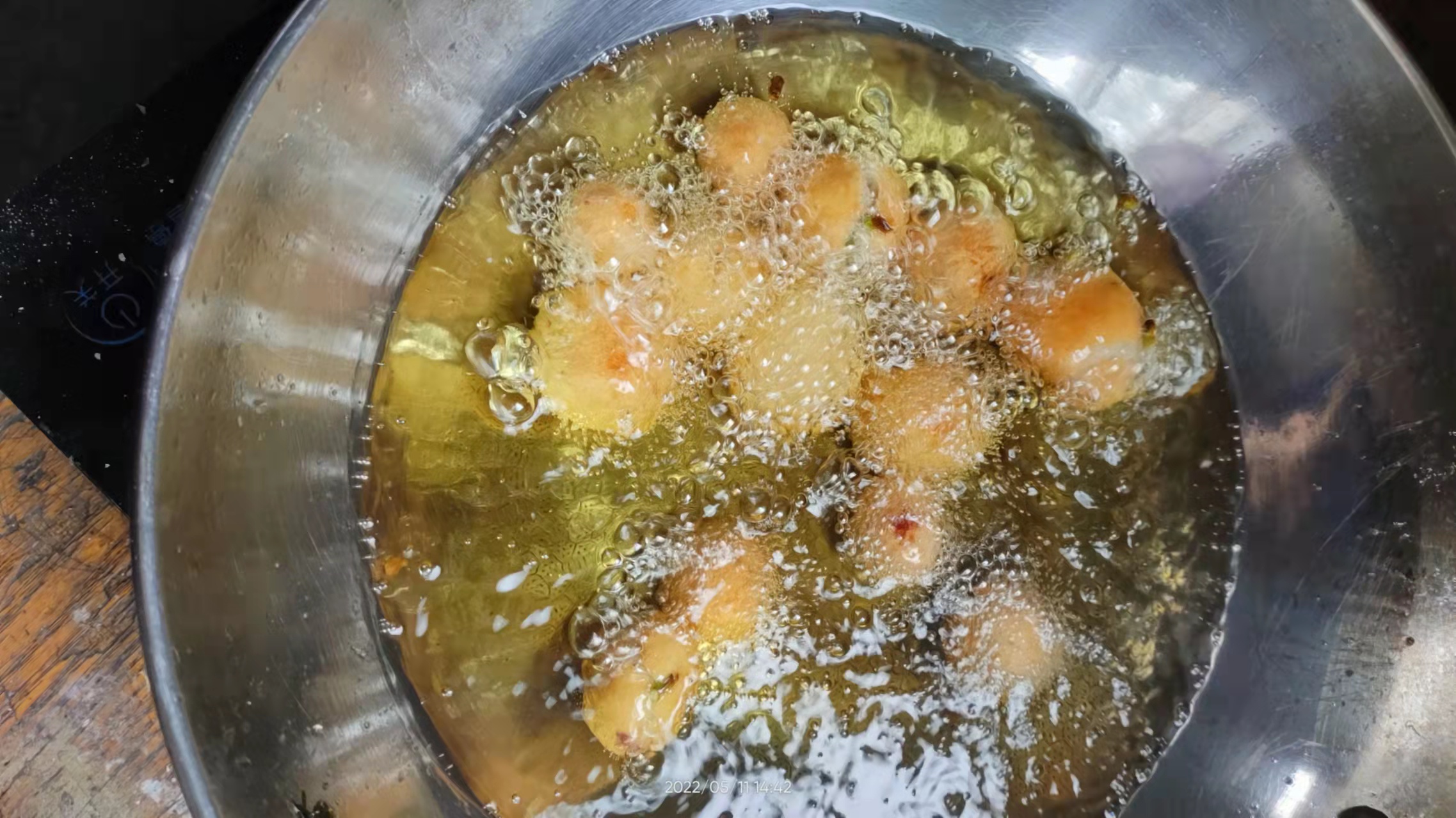 男子炸丸子,油炸火锅丸子爆炸