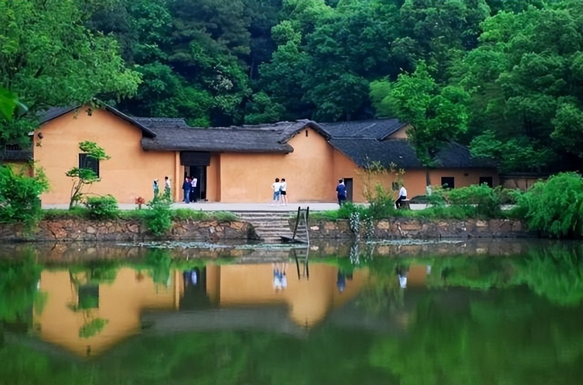 百年前,一位书生在山上写下一首诗,百年后,一代伟人在此诞生