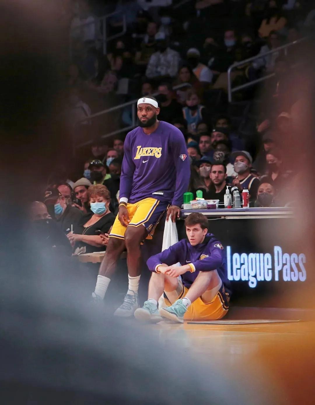 译文-里夫斯说：“要努力，要清醒，要忠于自己。”