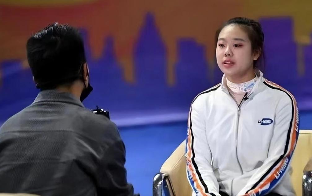 那个高考发疯的女孩现状,高考一字马女孩现状如何