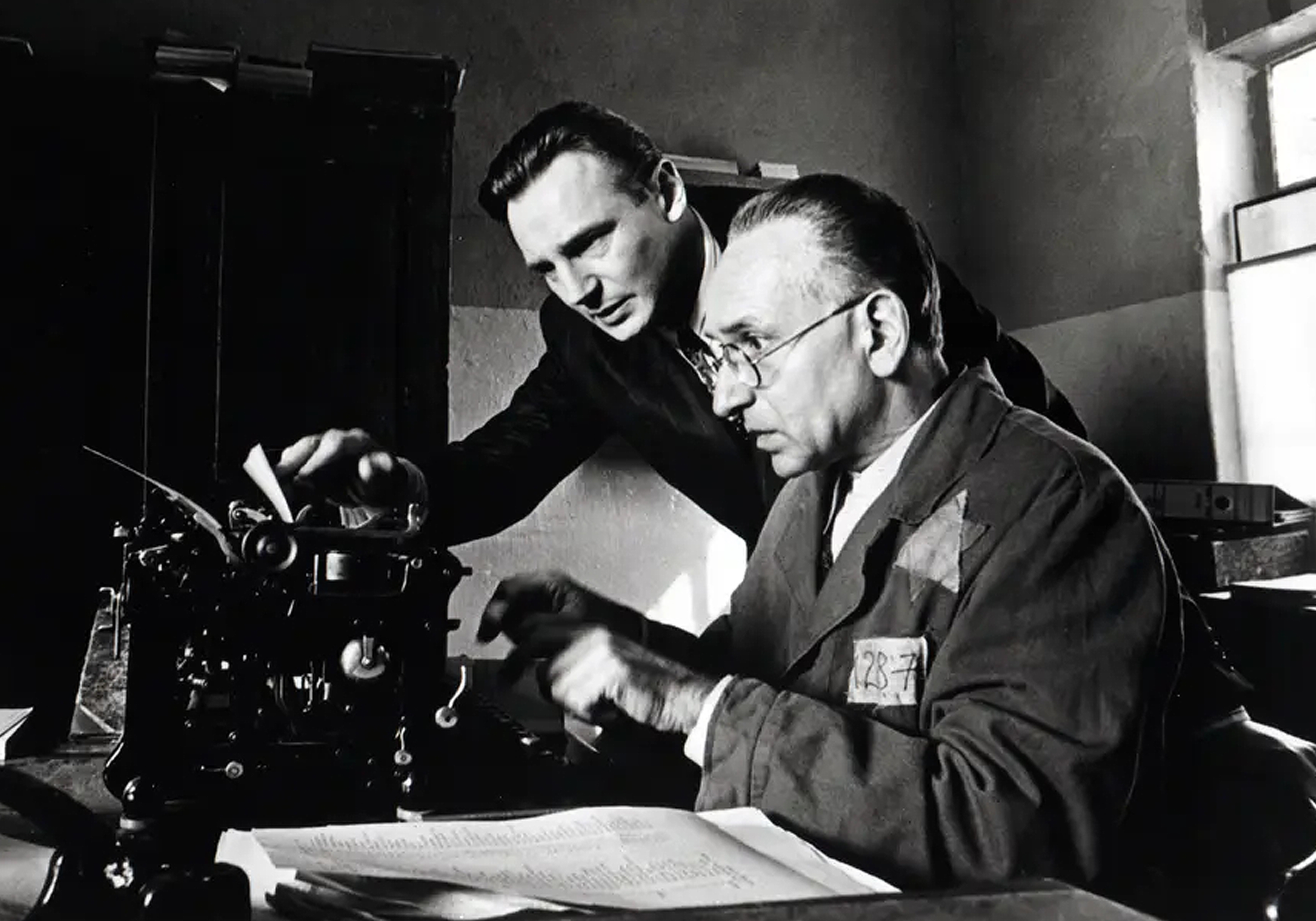 辛德勒的名单开头插曲,辛德勒的名单结尾放石头