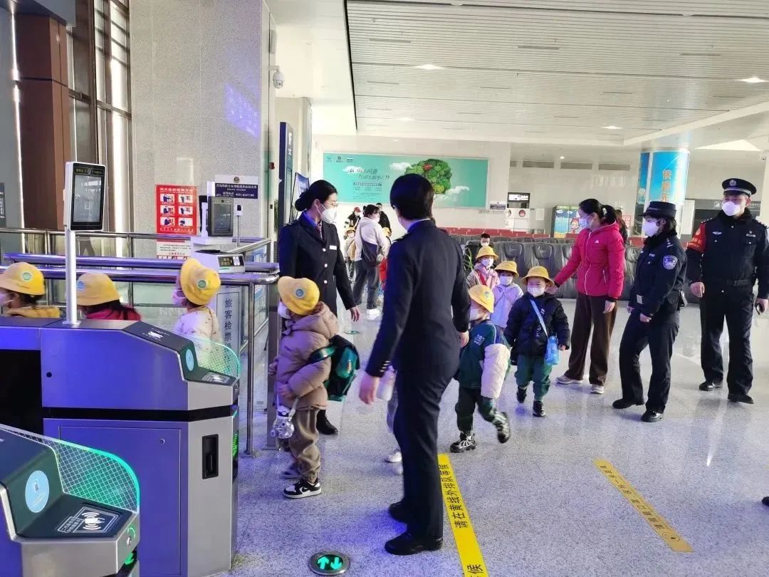 如何带人类幼崽优雅地坐高铁,人类幼崽坐高铁