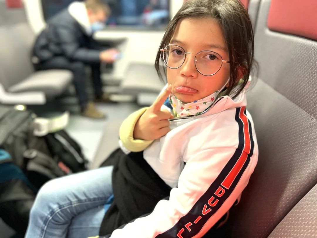 去芬兰看极光，见圣诞老人，路上却丢失行李，差点被锁地牢