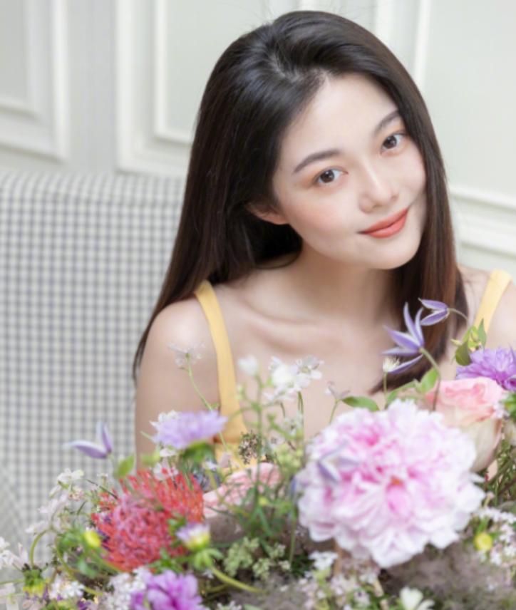 用12年做到从网红到豪门贵妇，“豆瓣女神”晚晚如今怎么样了？