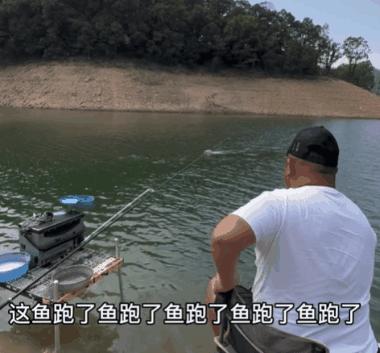 钓鱼硬把鱼拖上岸,鱼竿被鱼拖下水的瞬间