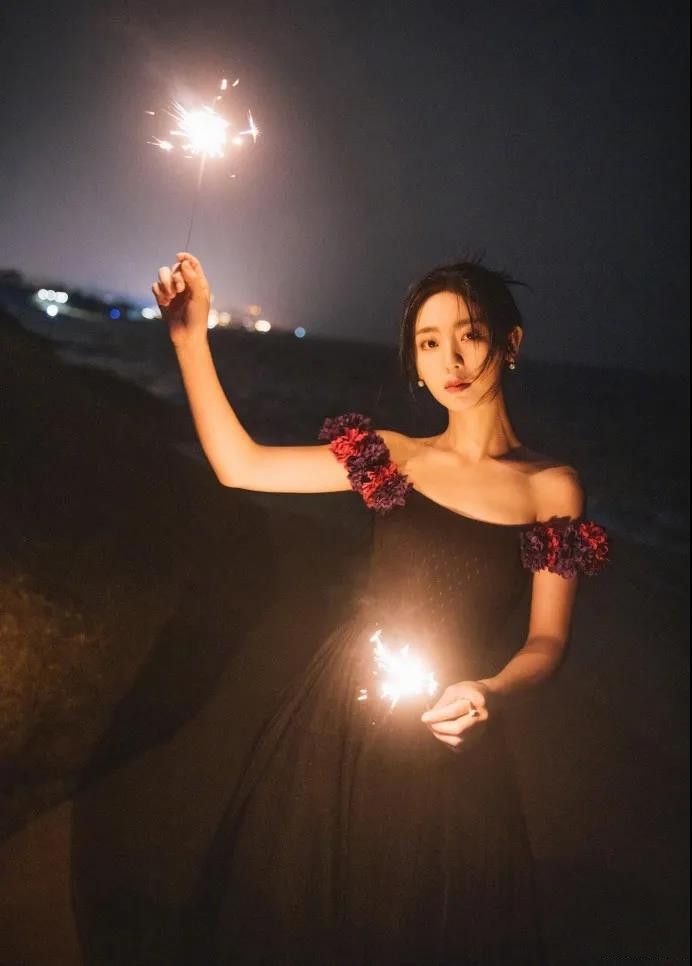 邢菲一袭白裙清新甜美,邢菲可爱少女照片