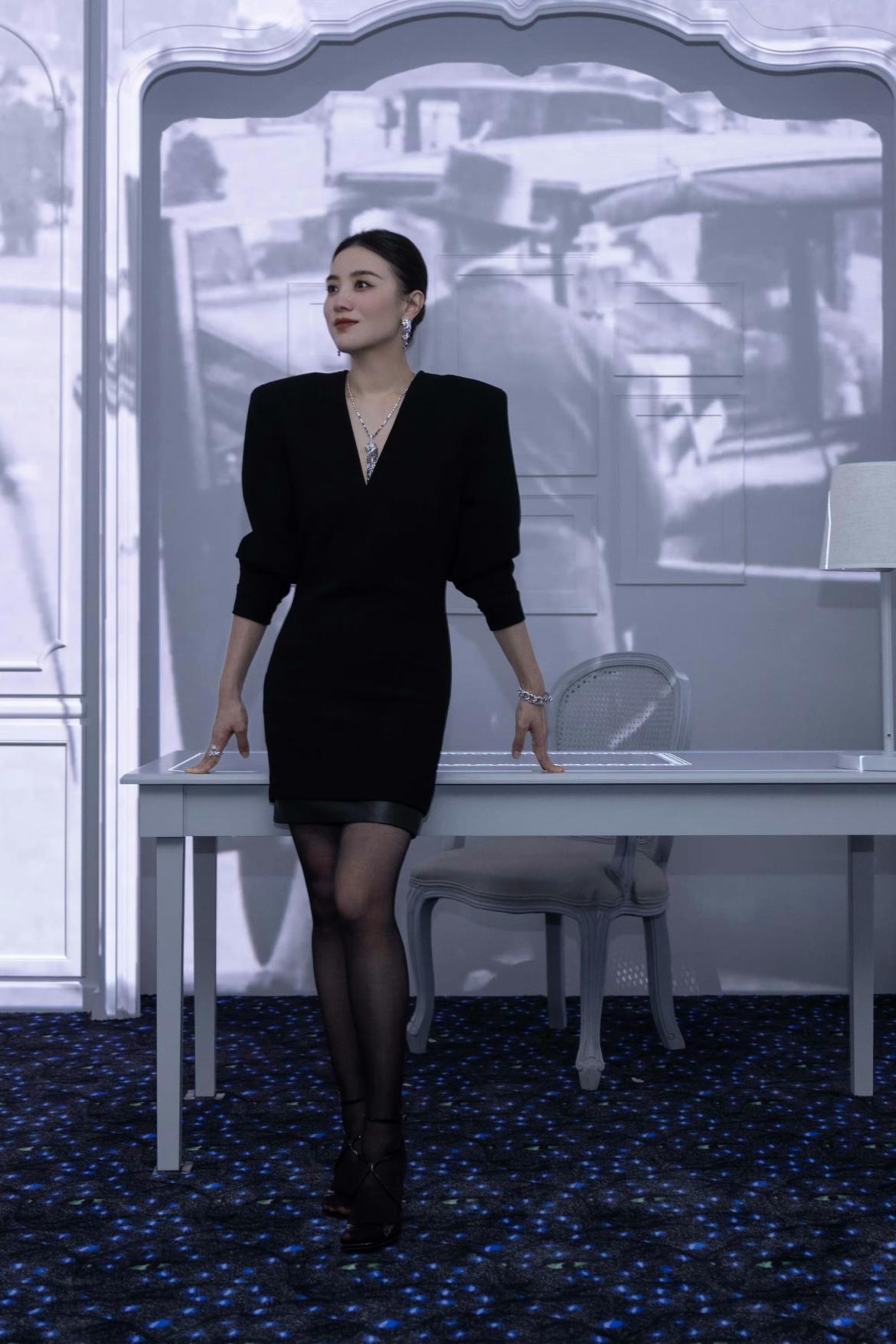 宋佳白衬衣黑色包臀裙,宋佳真会穿一身黑色装扮率性干练