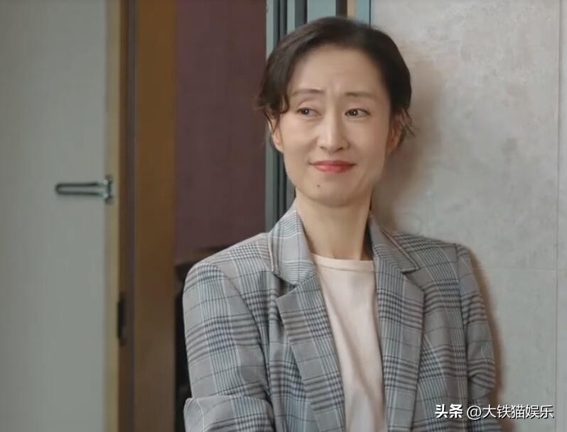 长得显老有多吃亏？这4对明星，年龄不相上下，看脸却像差了辈分