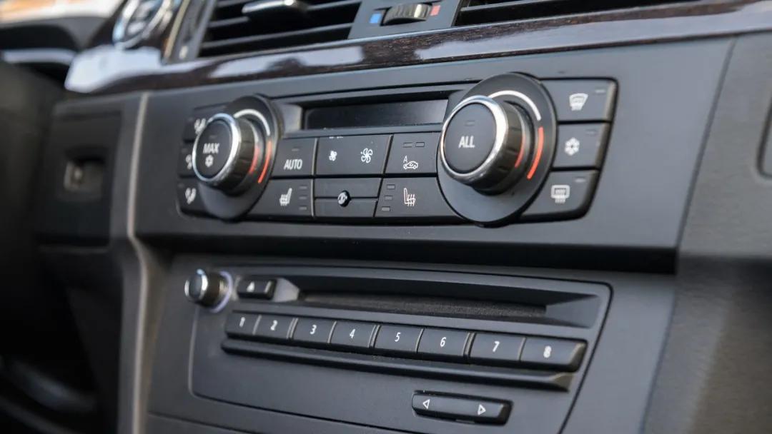 宝马335i硬顶敞篷落地多少,宝马335i二手还值得买吗