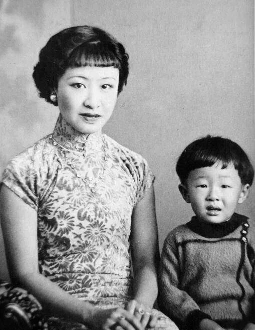 紫禁城最美三格格，在新中国摆摊卖香烟，毛主席为她点了个赞