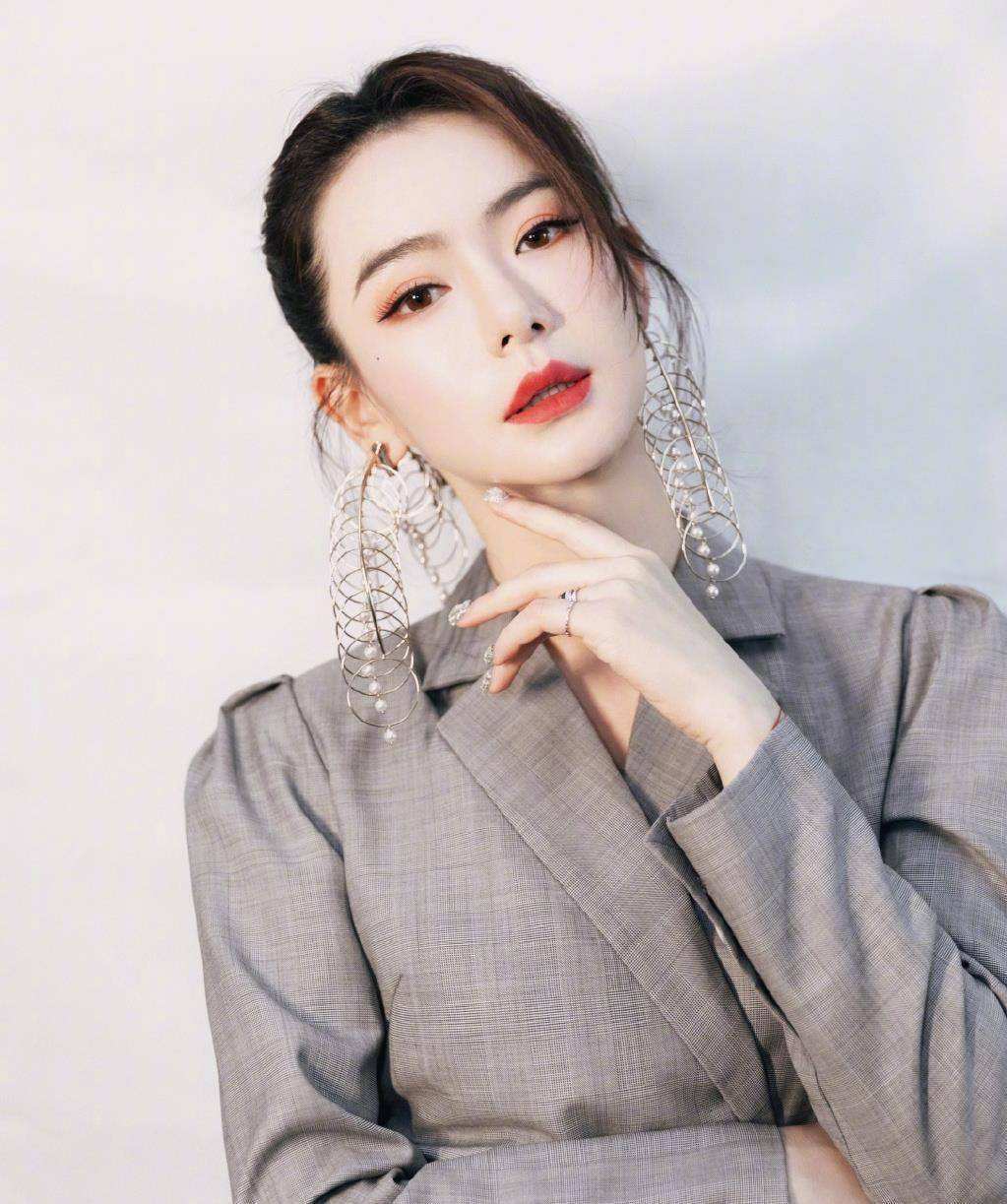 戚薇被爆卖假货，否认后却屡遭打脸，曾被出租车司机告知男友劈腿