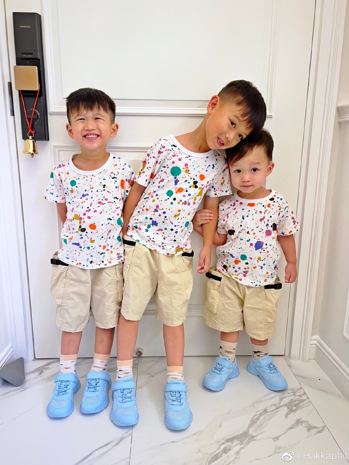 胡杏儿首晒三个儿子对比照,胡杏儿全家福3个儿子