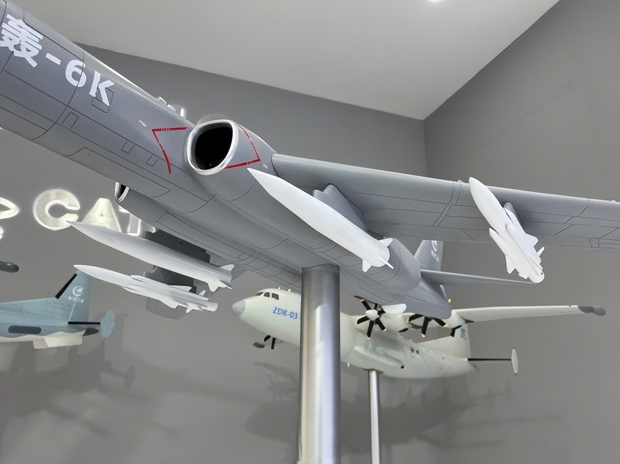 巴黎航展歼20动态展示,歼20跟轰6k