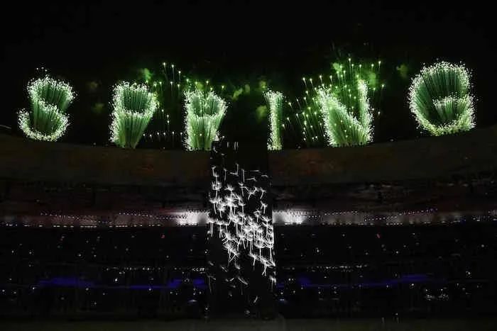 给奶奶“造”了一架天梯,靠*药火**爆炸作画,全球最会“玩火”的人