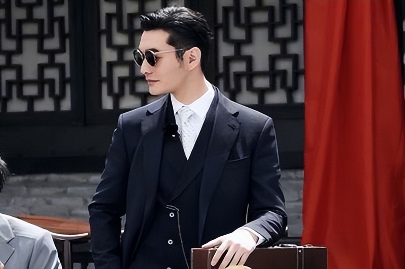 黄晓明当众摸女性屁股，Angelababy不闻不问，最终走向离婚