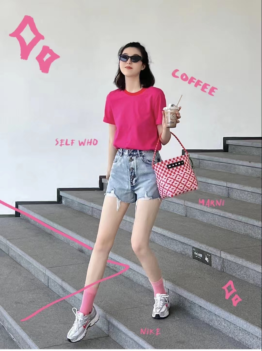 红色牛仔短裤搭配什么颜色上衣,微胖牛仔短裤搭配什么上衣