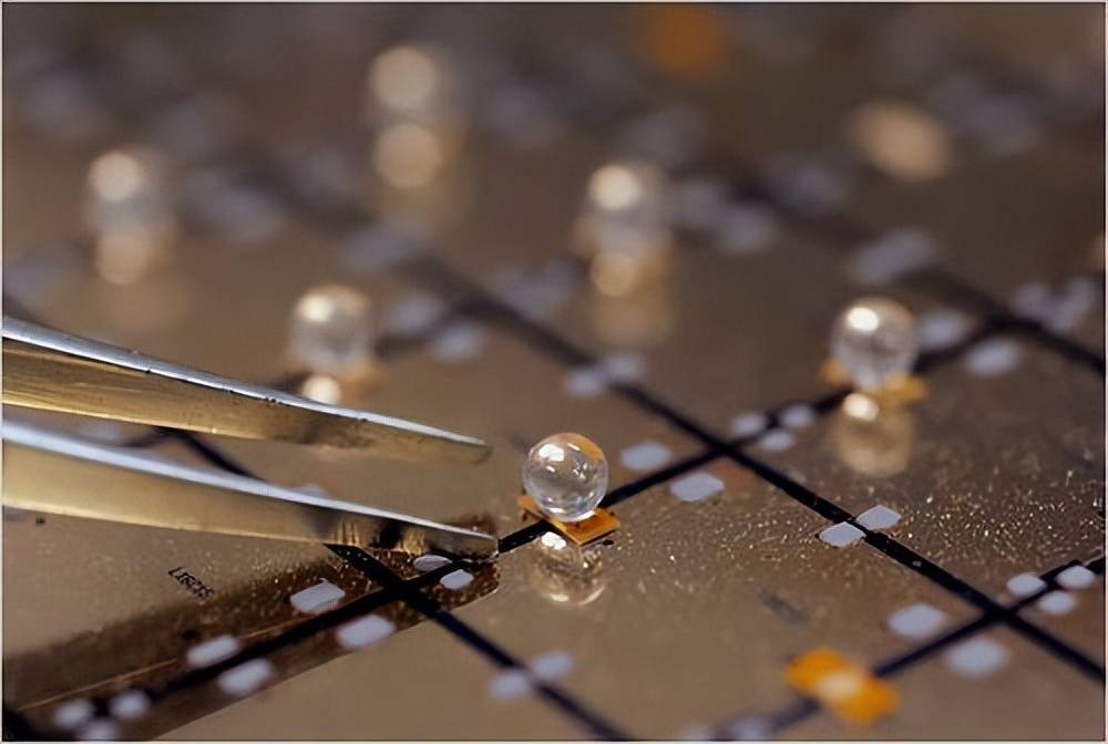 真空镀膜机小设备,真空镀膜机的操作其实并不困难