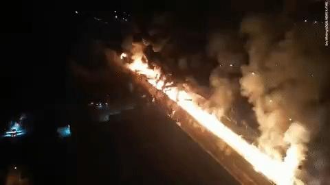 美国四次装危险品火车脱轨汇总,美国一火车脱轨危险化学品泄漏