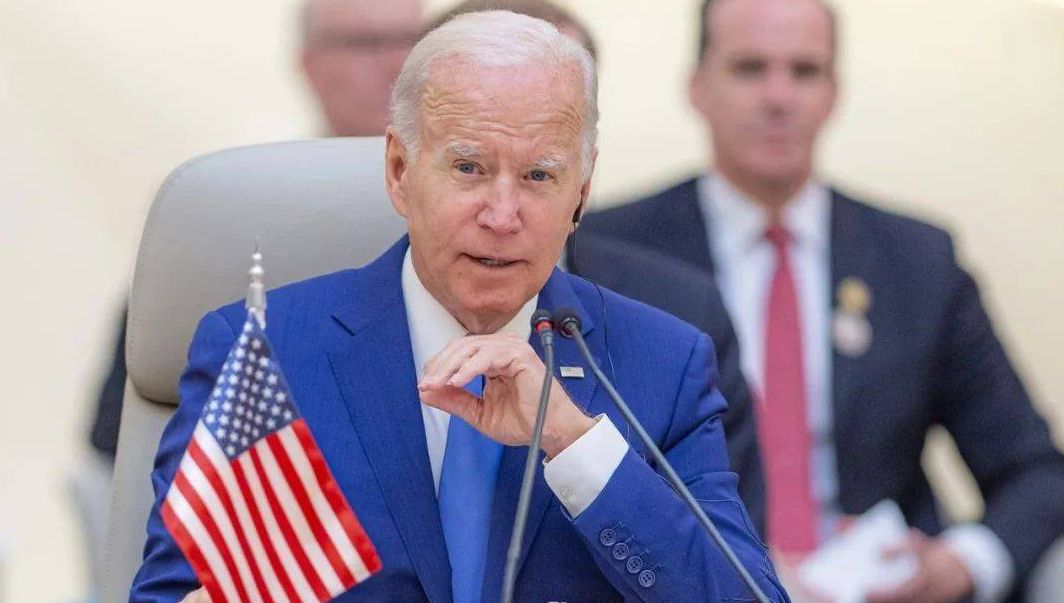 蔡英文专机落地美国，住处却被五星红旗包围