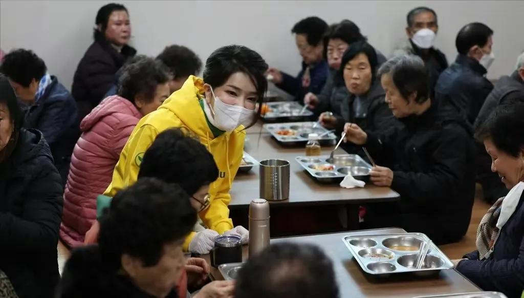 韩国夫人金建希穿高档衣服,韩国夫人金建希的着装合集