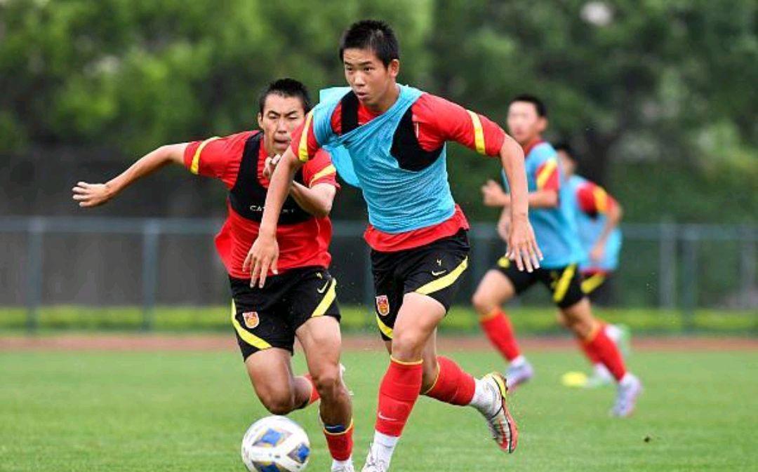 U17国足3-2击败卡塔尔体现拼搏精神中国足球一代更比一代强